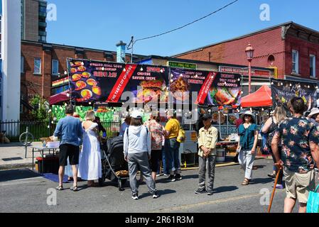 Ottawa, Kanada – 4. Juni 2023: Eine Menge Menschen, die den Wochenendmarkt Ottawa Chinatown mit asiatischer Küche und Kultur auf Somer genießen Stockfoto