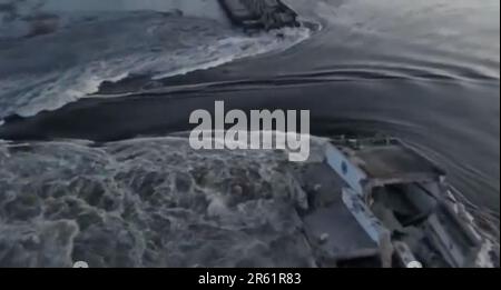 Kakhovka, Oblast Kherson, Ukraine. 6. Juni 2023. In diesem Bild, das aus einem Video des ukrainischen Präsidialamts aufgenommen wurde, fließt Wasser durch eine riesige Lücke im Kakhovka-Staudamm in Kakhovka, Ukraine. Die Ukraine beschuldigte am Dienstag russische Streitkräfte, den großen Staudamm und das Wasserkraftwerk in einem von ihnen kontrollierten Teil der Südukraine in die Luft zu sprengen, wodurch eine massive Überschwemmung drohte, die Hunderttausende von Menschen verdrängen könnte, und befahl den Bewohnern, flussabwärts zu evakuieren. (Kreditbild: © ukrainisches Präsidialamt/ZUMA Press Wire) NUR REDAKTIONELLE VERWENDUNG! Nicht für den kommerziellen GEBRAUCH! Stockfoto