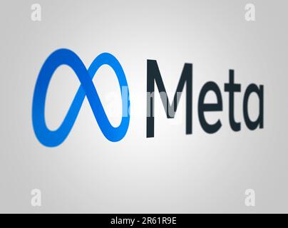 Menlo Park, USA, Mai 2023: Meta Platforms Logo auf weißem Hintergrund. Amerikanischer multinationaler Technologiekonglomerat. Zur Veranschaulichung. Selektiv Stockfoto