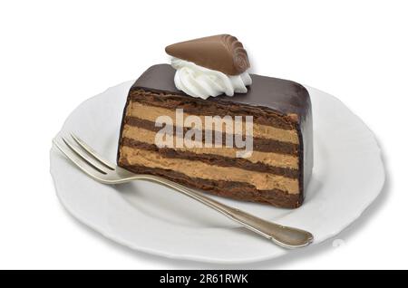 Ein Stück Schokoladenkuchen auf weißem Teller, Nahaufnahme, isoliert auf weißem Hintergrund Stockfoto