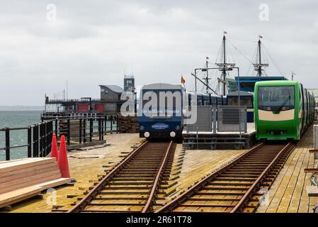 Alt und neu, Diesel- und Elektrozüge am Southend Pier, Southend on Sea, Essex, Großbritannien. Southend Pier Railway-Züge Stockfoto