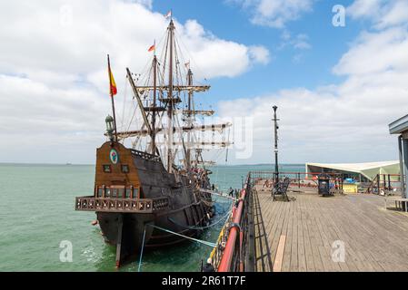 Nachbildung der spanischen Galeone aus dem 17. Jahrhundert am Southend Pier, Southend on Sea, Essex, Großbritannien. Nebenan Stockfoto