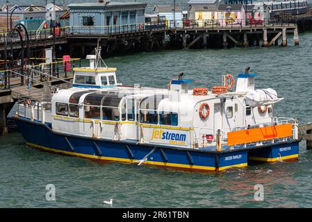 Jetstream Tours Schiff Jacob Marley am Southend Pier, Southend on Sea, Essex, Großbritannien. Flussmündung der Themse und Bootsfahrt auf dem Medway. Vergnügungsreisen Stockfoto