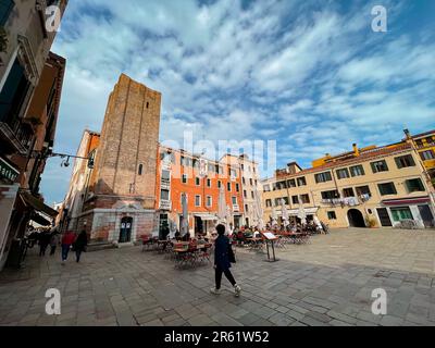 Venedig, Italien - 2. April 2022: Campo Santa Margherita ist ein Platz in der Stadt Dorsoduro in Venedig, Venetien, Italien. Stockfoto