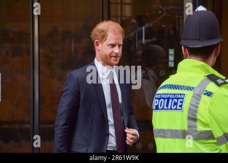 London, Großbritannien. 06. Juni 2023. Prinz Harry hat gesehen, wie er den High Court im Rolls Building verließ. Mehrere prominente Personen, darunter Prinz Harry, haben rechtliche Schritte gegen die Mirror Group Newspapers wegen mutmaßlicher rechtswidriger Informationssammlung, einschließlich Hacking, eingeleitet. (Foto: Vuk Valcic/SOPA Images/Sipa USA) Guthaben: SIPA USA/Alamy Live News Stockfoto