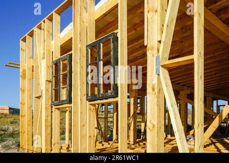 Neue unfertige Fassadenfraktur aus natürlichem Holz im Café-Gebäude auf blauem Himmel-Hintergrund Stockfoto