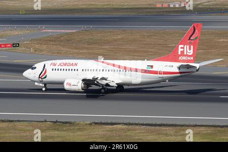 ISTANBUL, TURKIYE - 06. AUGUST 2022: Landung der FlyJordan Boeing 737-33V (29342) zum internationalen Flughafen Istanbul Stockfoto