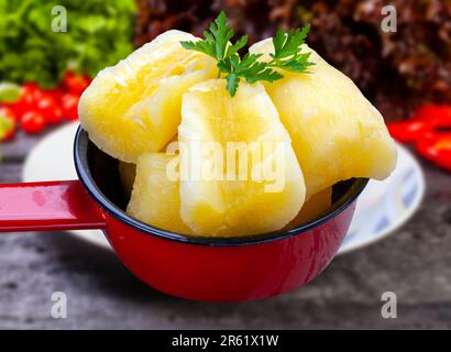 Gekochter Kassava, Yuca, brasilianisches Essen Stockfoto