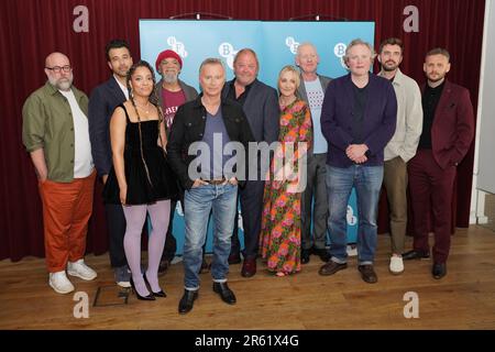 (Von links nach rechts) Lee Mason, Phillip Rhys Chaudhary, Talitha Wing, Paul Barber, Robert Carlyle, Mark Addy, Lesley Sharp, Steve Huison, Miles Jupp, Andrew Chaplin und Wim Snape, die an einer Vorführung des Full Monty bei der BFI Southbank im Süden Londons teilnehmen. Foto: Dienstag, 6. Juni 2023. Stockfoto