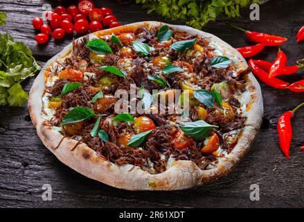 Sonnengetrocknete Fleischpizza, Rindfleisch-Dörrfleisch Stockfoto