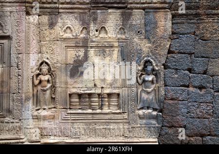 Wandschnitzerei mit Tänzerin apsara in Nokor Bachey Pagode (Wat Nokor), Kampong Cham, Kambodscha Stockfoto