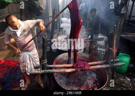 Narayangonj, Narayangonj, Bangladesch. 6. Juni 2023. Stoffe werden in einer Fabrik in Banti Bazar in Narayanganj gefärbt. Bunty Bazaar ist berühmt für Damenbekleidung. Von hier aus werden verschiedenfarbige Kleidungsstücke hergestellt, die im ganzen Land zum Verkauf angeboten werden. (Kreditbild: © Syed Mahabubul Kader/ZUMA Press Wire) NUR REDAKTIONELLE VERWENDUNG! Nicht für den kommerziellen GEBRAUCH! Stockfoto
