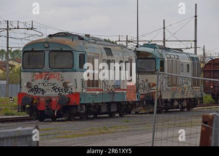 Zwei Trenitalia-Lokomotiven mit Tagging und Graffiti im Bahnhof Lucca, Italien, April 2023 Stockfoto