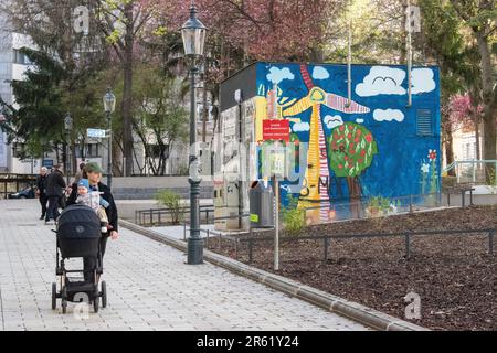 wien, österreich. 01. April 2023 ein ruhiger Spaziergang Mutter und Kind schlendern durch einen malerischen wiener Park Stockfoto