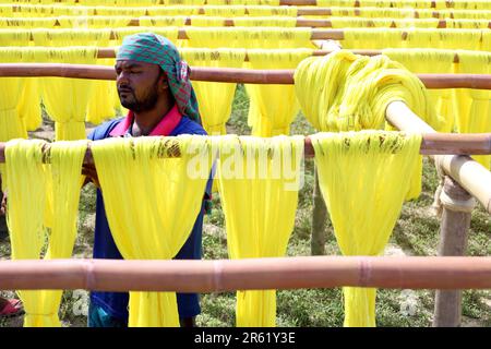 Narayangonj, Bangladesch. 6. Juni 2023. Frisch gefärbte Fäden lassen sich auf dem Banty Bazaar in Narayanganj in der Sonne trocknen. Bunty Bazaar ist berühmt für Damenbekleidung. Von hier aus werden verschiedenfarbige Kleidungsstücke hergestellt, die im ganzen Land zum Verkauf angeboten werden. (Kreditbild: © Syed Mahabubul Kader/ZUMA Press Wire) NUR REDAKTIONELLE VERWENDUNG! Nicht für den kommerziellen GEBRAUCH! Stockfoto