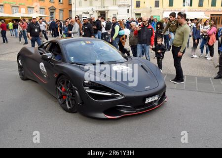 Ein McLaren 720S Coupé bei der Terre di Canossa International Classic Car Challenge, die am 29. 2023. April durch Lucca, Toskana, Italien, führt Stockfoto