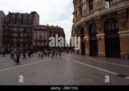 Bilbao, Spanien - 03. August 2022: Eingang zum Arriaga Theater oder Arriaga teatro oder Antzokia ist ein Opernhaus in Bilbao, Baskenland Stockfoto