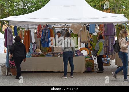 Leute, die auf dem Kunsthandwerksmarkt auf der Piazza Napoleone (Napoleon-Platz), Lucca, Toskana, Italien, 2023. April stöbern Stockfoto