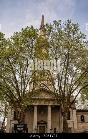 London, Vereinigtes Königreich: St Leonard's Church in Shoreditch, London. Blick durch Bäume von der Shoreditch High Street. Stockfoto