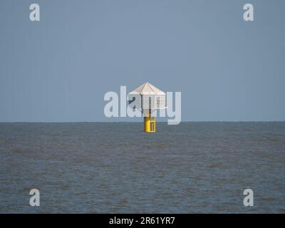 Künstliche Niststruktur für gefährdete Seevögel, wie für die Schwarzbein-Kittiwakes, Hornsea Three Windfarm, Lowestoft, Suffolk, England, Vereinigtes Königreich Stockfoto