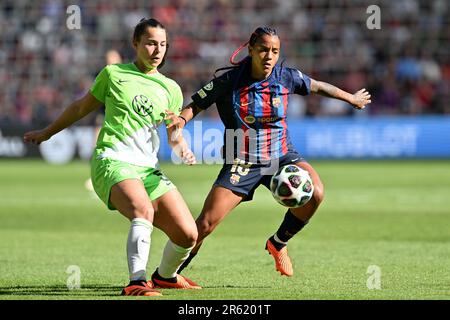 Lena Oberdorf aus Wolfsburg und Geyse aus Barcelona, die während eines Fußballspiels zwischen dem FC Barcelona Femeni und dem VFL Wolfsburg im Finale des Wettbewerbs der UEFA Women’s Champions League 2022-2023 am Samstag, den 3. Juni 2023 in Eindhoven, Niederlande, gezeigt wurden. FOTO SPORTPIX | David Catry Stockfoto