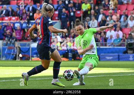 Alexia Putellas aus Barcelona und Marina Hegering aus Wolfsburg, dargestellt bei einem Fußballspiel zwischen dem FC Barcelona Femeni und dem VFL Wolfsburg, im Finale der UEFA Women’s Champions League 2022-2023 am Samstag, den 3. Juni 2023 in Eindhoven, Niederlande . FOTO SPORTPIX | David Catry Stockfoto