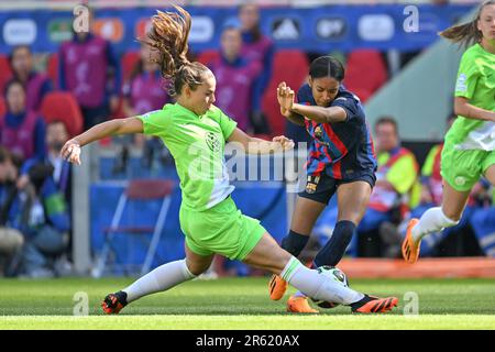 Eindhoven, Niederlande. 03. Juni 2023. Lena Oberdorf aus Wolfsburg und Salma Paralluelo aus Barcelona bildeten sich den Kampf um den Ball während eines Fußballspiels zwischen dem FC Barcelona Femeni und dem VFL Wolfsburg im Finale des UEFA Women's Champions League-Wettbewerbs 2022-2023 am Samstag, den 3. Juni 2023 in Eindhoven, Niederlande. Kredit: Sportpix/Alamy Live News Stockfoto