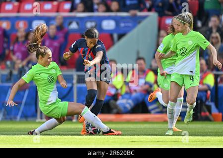 Eindhoven, Niederlande. 03. Juni 2023. Lena Oberdorf aus Wolfsburg und Salma Paralluelo aus Barcelona bildeten sich den Kampf um den Ball während eines Fußballspiels zwischen dem FC Barcelona Femeni und dem VFL Wolfsburg im Finale des UEFA Women's Champions League-Wettbewerbs 2022-2023 am Samstag, den 3. Juni 2023 in Eindhoven, Niederlande. Kredit: Sportpix/Alamy Live News Stockfoto