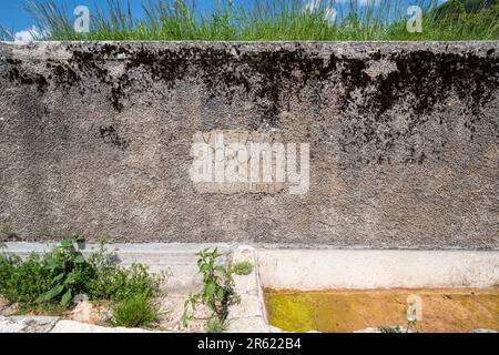 Alter Steinwassertrog zur Trinkwasserversorgung im Sibillini-Nationalpark, Umbrien, Italien, Europa. Inscription vietato sporcare l'acqua gettare rifiuti Stockfoto