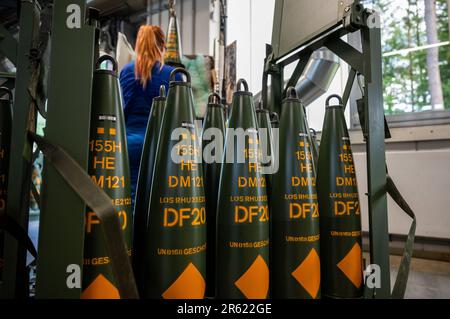 06. Juni 2023, Niedersachsen, Unterlüß: 155-Millimeter-Artillerie-Munition wird in Rheinmetall hergestellt. Foto: Philipp Schulze/dpa Stockfoto