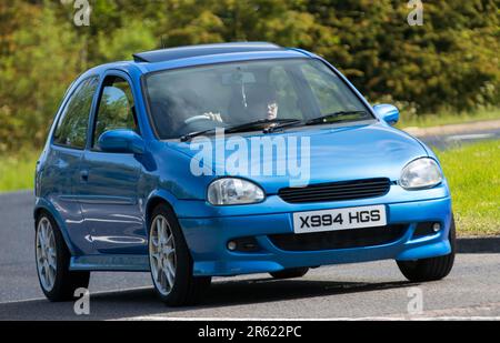 Stony Stratford, Großbritannien - 4. 2023. Juni: 2000 Uhr, blaues VAUXHALL CORSA-Oldtimer, das auf einer englischen Landstraße fährt. Stockfoto