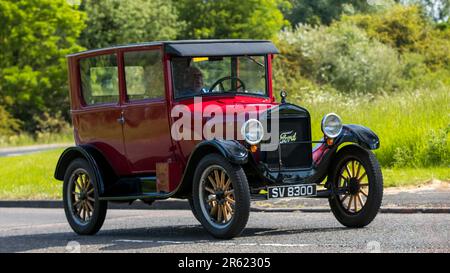 Stony Stratford, UK - Juni 4. 2023: 1926 FORD MODEL T Oldtimer, der auf einer englischen Landstraße fährt. Stockfoto