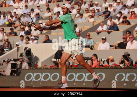 Paris, Frankreich. 06. Juni 2023. Karen Khachanov aus Russland spielt gegen den drittplatzierten Novak Djokovic aus Serbien bei den Roland Garros French Tennis Open in Paris, Frankreich, am Dienstag, den 6. Juni 2023. Djokovic gewann 4:6, 7:6, 6:2, 6-4 und qualifizierte sich für das Halbfinale. Foto: Maya Vidon-White/UPI Credit: UPI/Alamy Live News Stockfoto