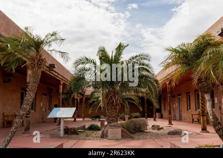 Parker, AZ - 10. März 2023: Das La Paz County Government Center beherbergt die Steuer- und Verwaltungsbüros von La Paz County. Stockfoto