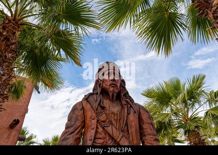 Parker, AZ - 10. März 2023: Geschnitzter Holzpirat befindet sich im karibischen Pirate's Den RV Resort and Marina am Colorado River. In La Paz County Stockfoto