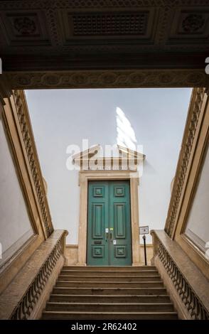 Coimbra, Portugal - September 6. 2019: Innentreppen der Universität Coimbra, Portugal. Abteilung für Mineralogie und Geologie Stockfoto