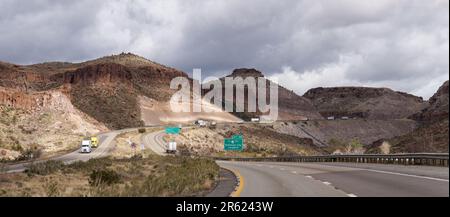 Die Landschaft auf der I40 Eastbound direkt vor Kingman, Arizona, zeigt die exponierten vulkanischen Aschevorkommen von der Straße Stockfoto