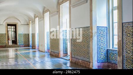 Coimbra, Portugal - September 6. 2019: Farbenfroher, verglaster Fliesensockel. Universität Coimbra. Blick ins Gebäude Stockfoto