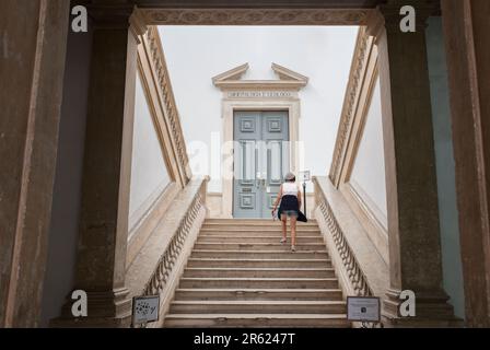 Coimbra, Portugal - September 6. 2019: Besucher, die die Treppe der Universität von Coimbra, Portugal, hinaufsteigen. Abteilung für Mineralogie und Geologie Stockfoto