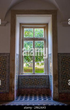 Coimbra, Portugal - September 6. 2019: Farbenfroher, verglaster Fliesensockel. Universität Coimbra. Blick ins Gebäude Stockfoto