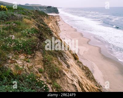 Der Great Highway in südlicher Richtung von San Francisco bietet ein schönes Fahrerlebnis mit fantastischem Blick auf die Küste. Stockfoto