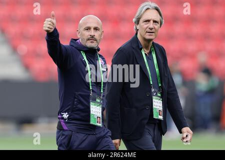 Prag, Tschechien. 06. Juni 2023. Vincenzo Italiano Cheftrainer von ACF Fiorentina begrüßt während des Pitch in Spection das Conference League Finale zwischen ACF Fiorentina und dem FC West Ham United im Eden Arena Stadion in Prag (Tschechien), 06. Juni 2023. Kredit: Insidefoto di andrea staccioli/Alamy Live News Stockfoto