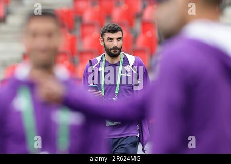 Prag, Tschechien. 06. Juni 2023. Pietro Terracciano von ACF Fiorentina während der Inspektion des Spielfelds am Tag vor dem Conference League-Finale zwischen ACF Fiorentina und dem FC West Ham United im Eden Arena Stadion in Prag (Tschechien), 06. Juni 2023. Kredit: Insidefoto di andrea staccioli/Alamy Live News Stockfoto