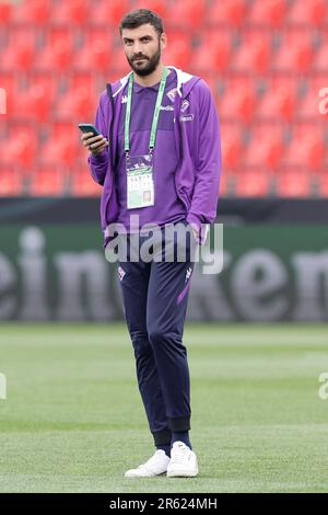 Prag, Tschechien. 06. Juni 2023. Pietro Terracciano von ACF Fiorentina während der Inspektion des Spielfelds am Tag vor dem Conference League-Finale zwischen ACF Fiorentina und dem FC West Ham United im Eden Arena Stadion in Prag (Tschechien), 06. Juni 2023. Kredit: Insidefoto di andrea staccioli/Alamy Live News Stockfoto