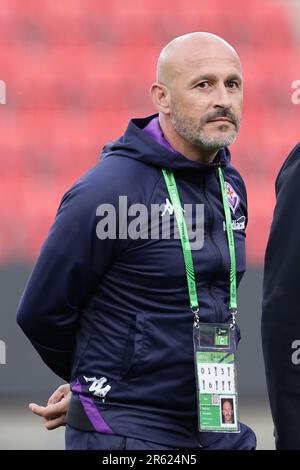 Prag, Tschechien. 06. Juni 2023. Vincenzo Italiano Cheftrainer der ACF Fiorentina während der Inspektion des Spielfelds am Tag vor dem Conference League-Finale zwischen ACF Fiorentina und dem FC West Ham United im Eden Arena Stadion in Prag (Tschechien), 06. Juni 2023. Kredit: Insidefoto di andrea staccioli/Alamy Live News Stockfoto