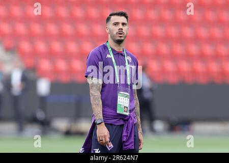 Prag, Tschechien. 06. Juni 2023. Lorenzo Venuti von ACF Fiorentina bei der Inspektion des Spielfelds am Tag vor dem Conference League-Finale zwischen ACF Fiorentina und dem FC West Ham United im Eden Arena Stadion in Prag (Tschechien), 06. Juni 2023. Kredit: Insidefoto di andrea staccioli/Alamy Live News Stockfoto