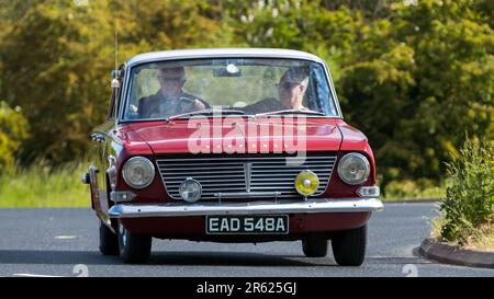 Stony Stratford, Großbritannien - Juni 4. 2023: 1963 roter VAUXHALL CRESTA-Klassiker, der auf einer englischen Landstraße fährt. Stockfoto