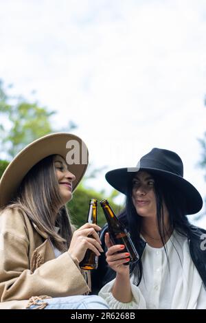 Zwei verschiedene Freundinnen, die zusammen einen Drink genießen und sich unterhalten Stockfoto
