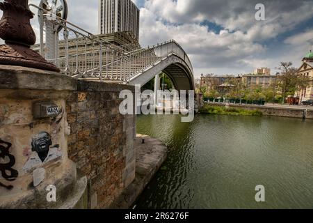 Weiter Blick über den Ourcq Kanal, um die Pont de Flandre in ihrer vollen Pracht zu zeigen. Paris, Frankreich Stockfoto