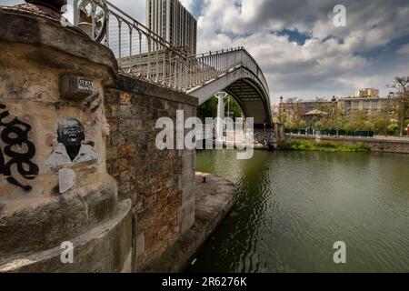 Weiter Blick über den Ourcq Kanal, um die Pont de Flandre in ihrer vollen Pracht zu zeigen. Paris, Frankreich Stockfoto